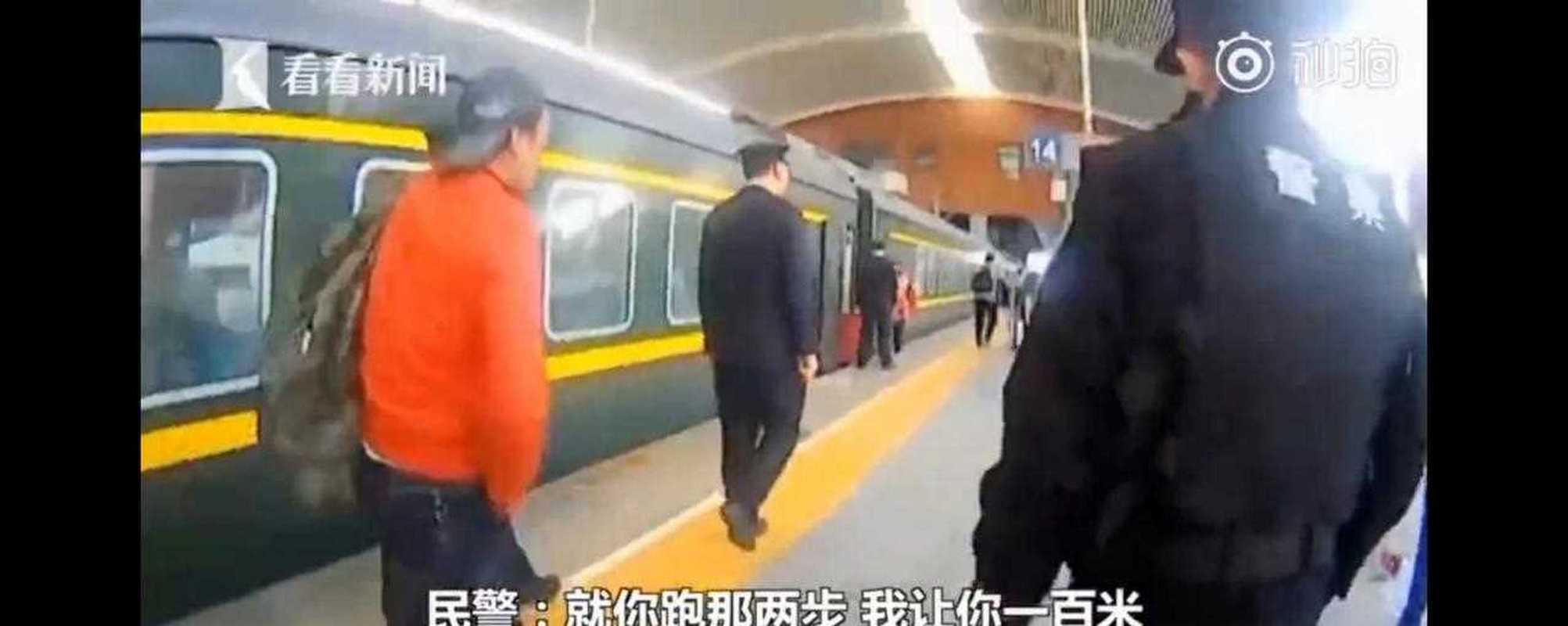 【女孩离家出走欲见男网友 火车站遇警察撒腿就跑被喊话让你一百米】